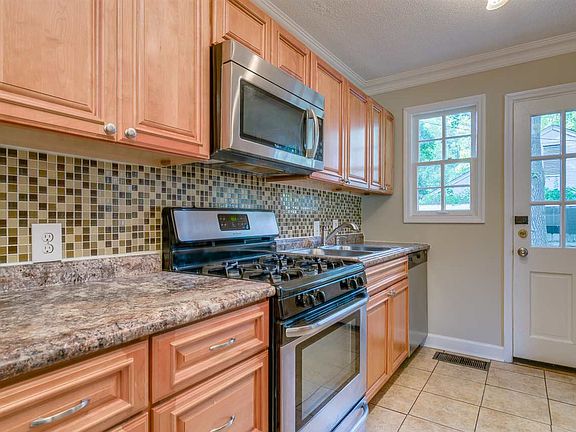 5th image of 81 S Larchmont Cir