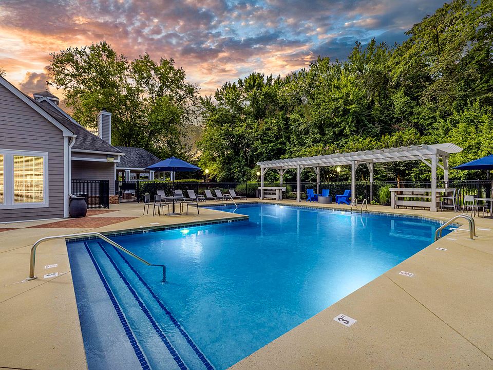 Cambridge Park Apartments Resort Style Swimming Pool