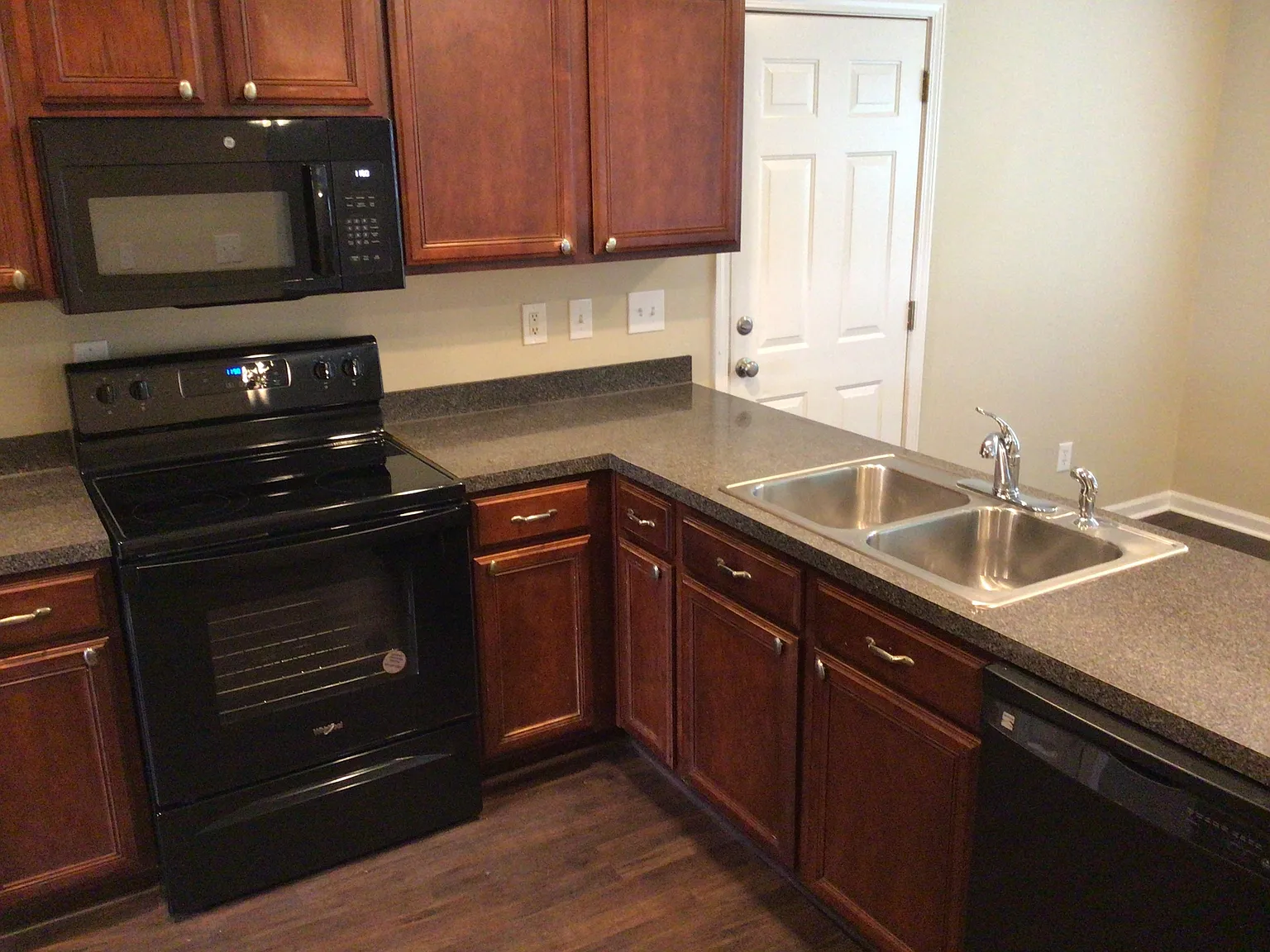 6 bed, 2.5 bath, 2326 sqft, $2,655 — Photo 2