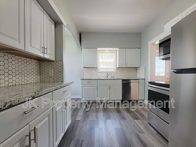 301 25th St N — Photo 11