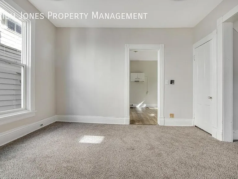 222 W Ferry St — Photo 10