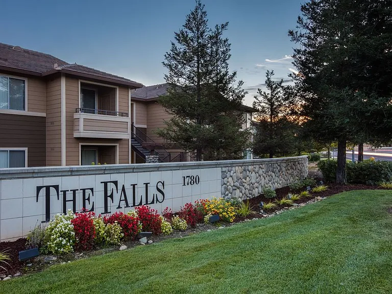 The Falls at Willow Creek — Photo 8