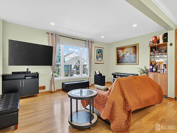 4th image of 308 Bernard Dr