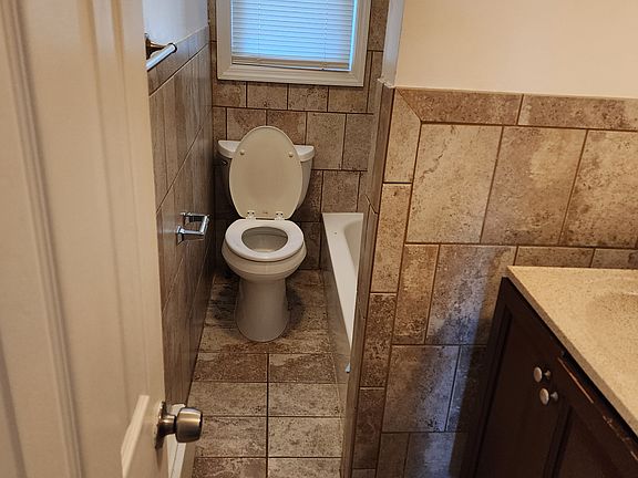 4th image of 33-37 W Railroad Ave #1A