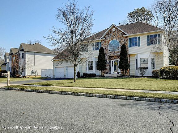 3rd image of 11 Regina Dr