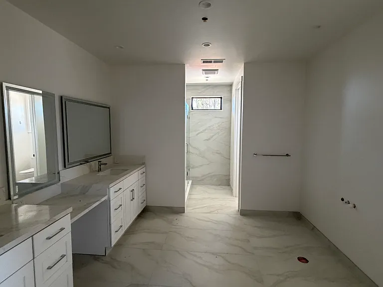 565 Seymour St — Photo 11