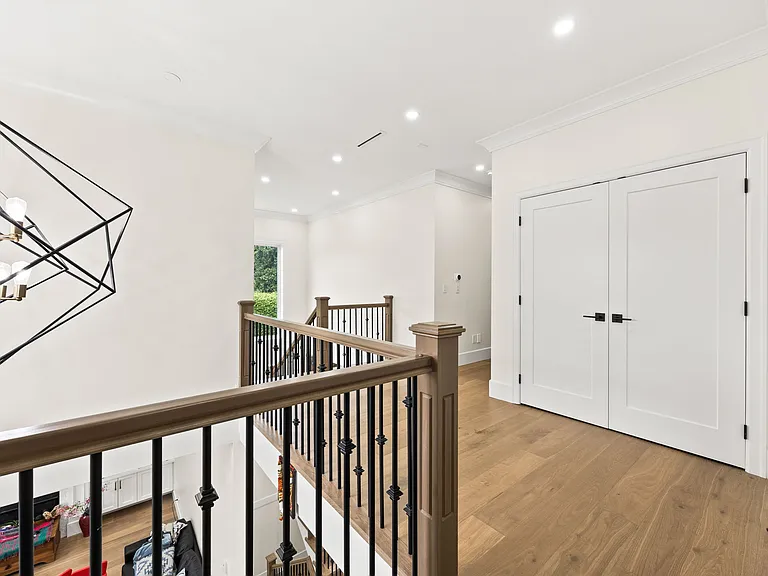 953 Jarvis St — Photo 23