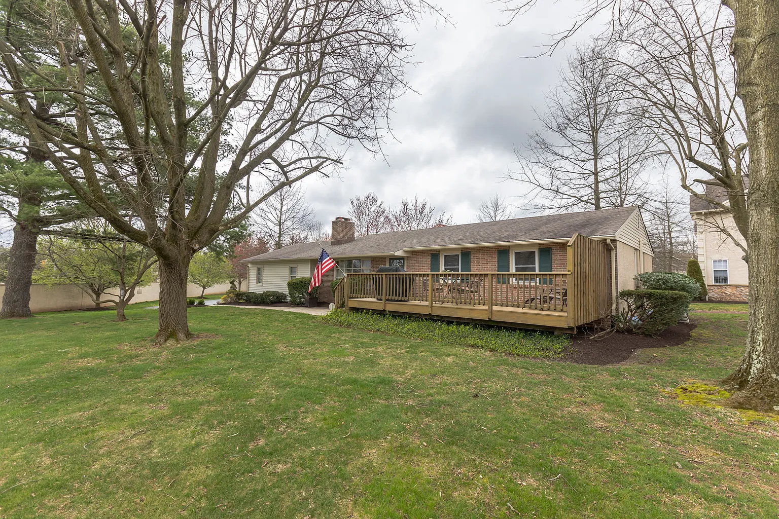 220 Warwick Way photo 1