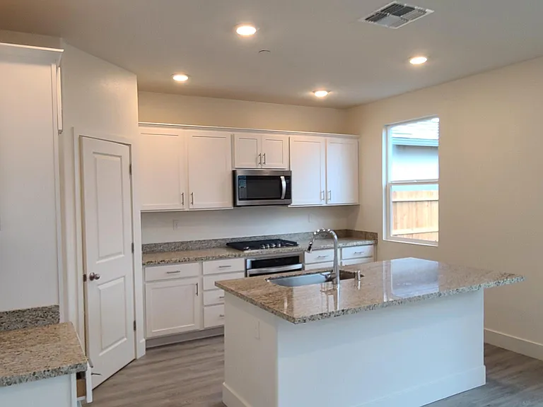 938 Pipit St — Photo 3