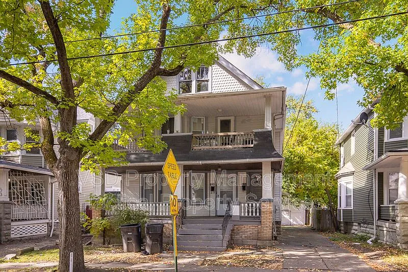 2 bed, 1.0 bath, 1189 sqft, $995 — Photo 2