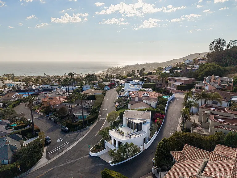 920 Skyline Dr — Photo 1