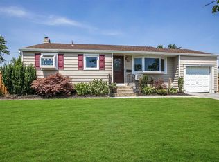 23 Beverly St, Islip, NY 11751