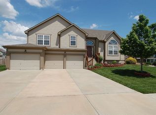 2515 SW Valley Ridge Ln, Lees Summit, MO 64082