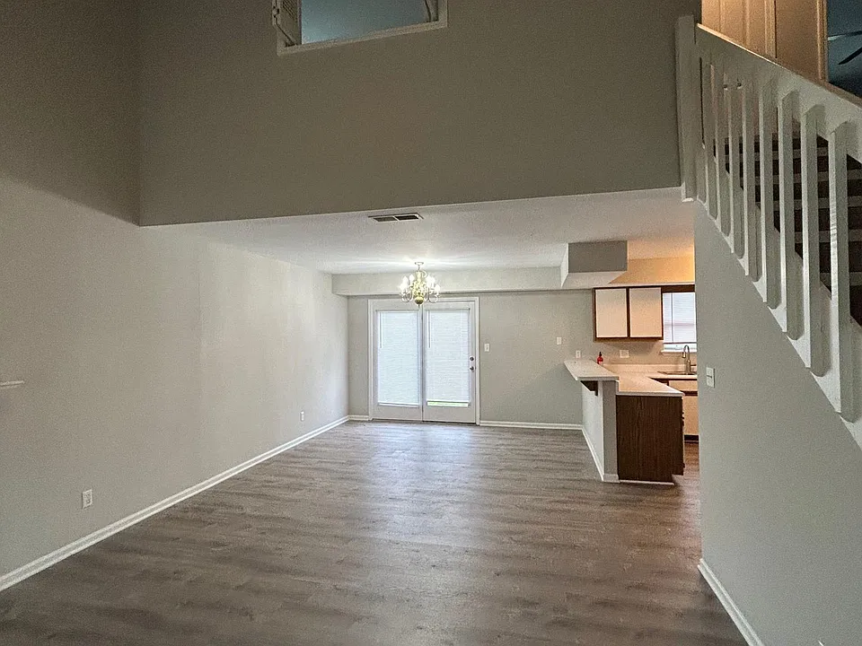 1909 Greenleaves Ct