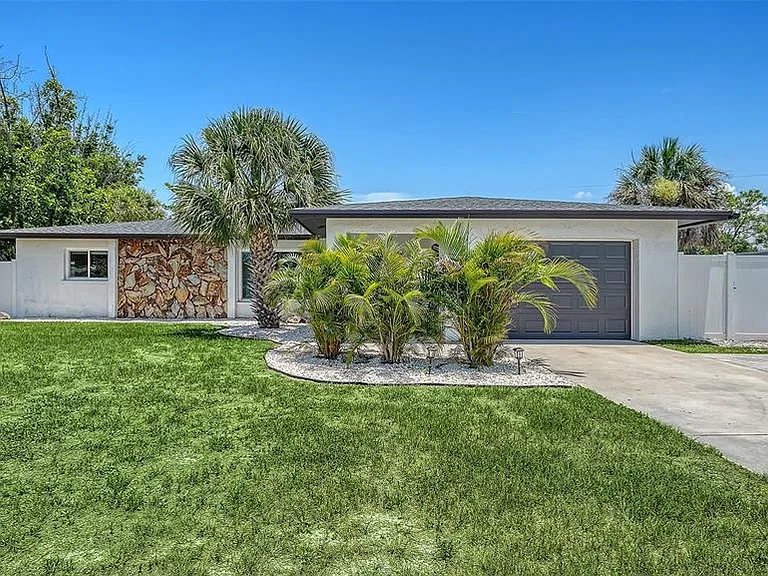 1302 Mango Ave — Photo 4