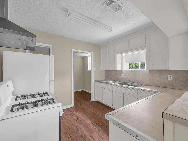 7304 Kinney St — Photo 15