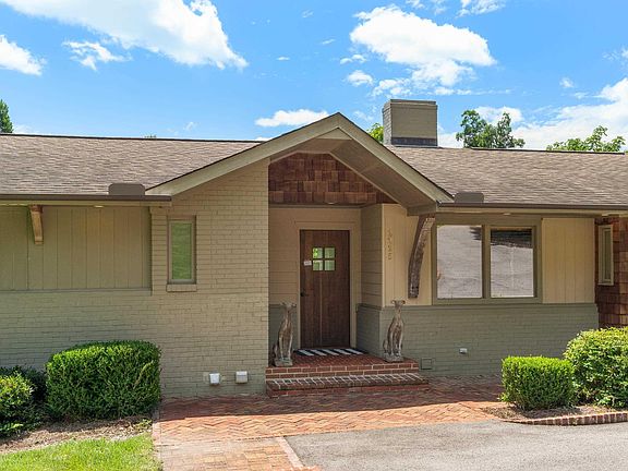 4th image of 2225 Peacock Ln