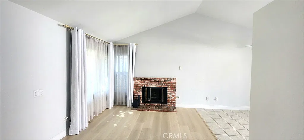 3 bed, 900 sqft, $2,800 — Photo 3