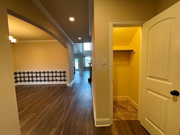 3rd image of 433 Mistflower Springs Dr