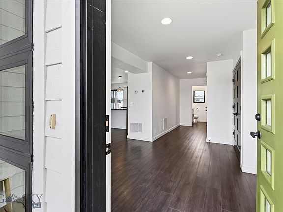 3rd image of 315 Caitlin Rd