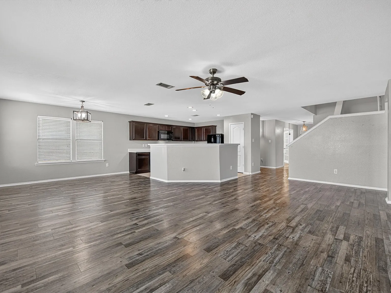 925 Bee Creek Ln — Photo 4