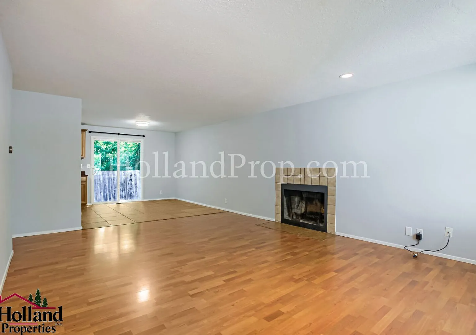 Peaceful 4-Bedroom Home with Large Lot, Fireplace & Private Backyard — Photo 4
