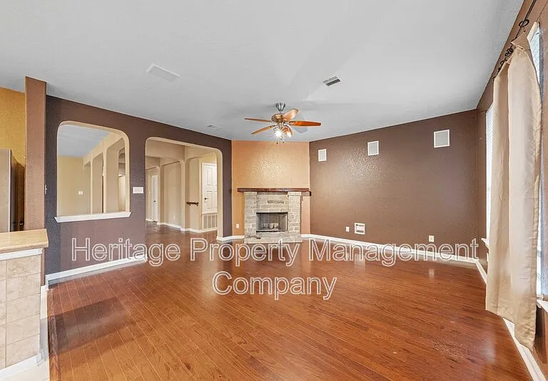 141 Springtree Blf — Photo 10