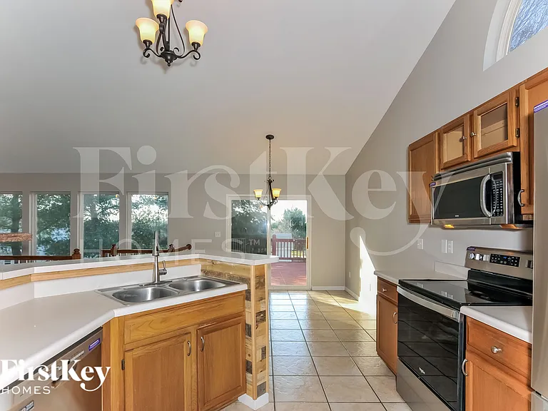 212 Royallmanor Ln — Photo 7