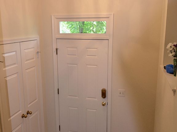 Foyer w/Coat Closet