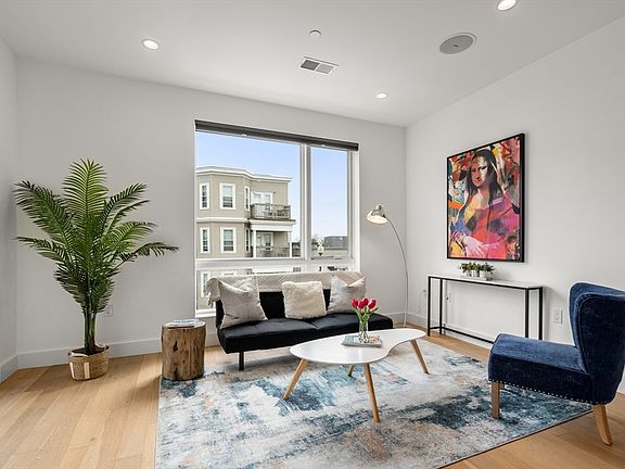 4th image of 946 Saratoga St #204