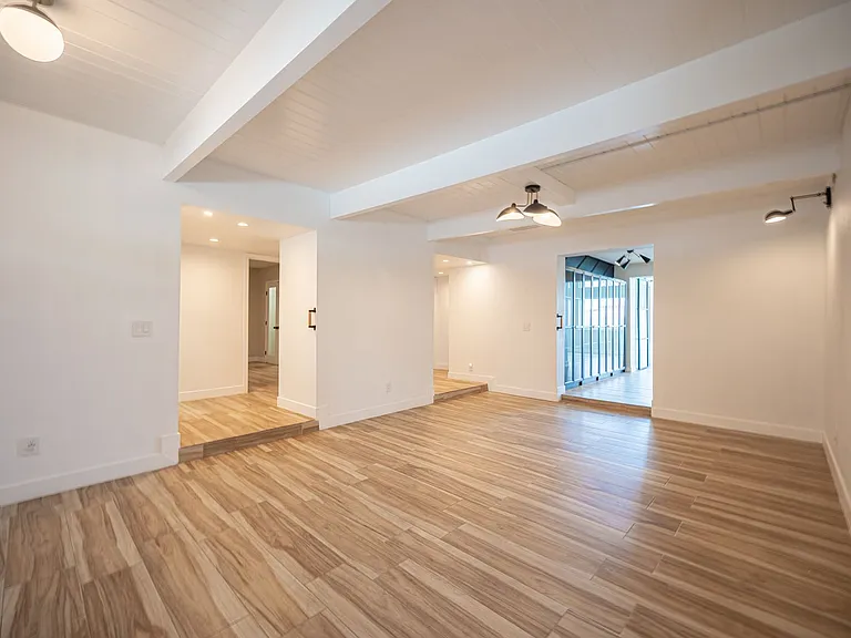 330 E Country Club Dr — Photo 61
