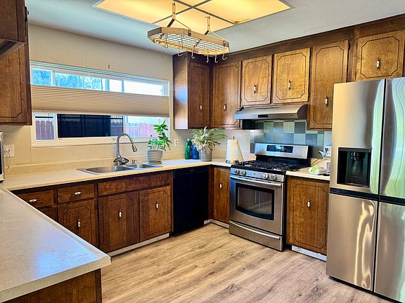 4th image of 320 Riverdale Ct