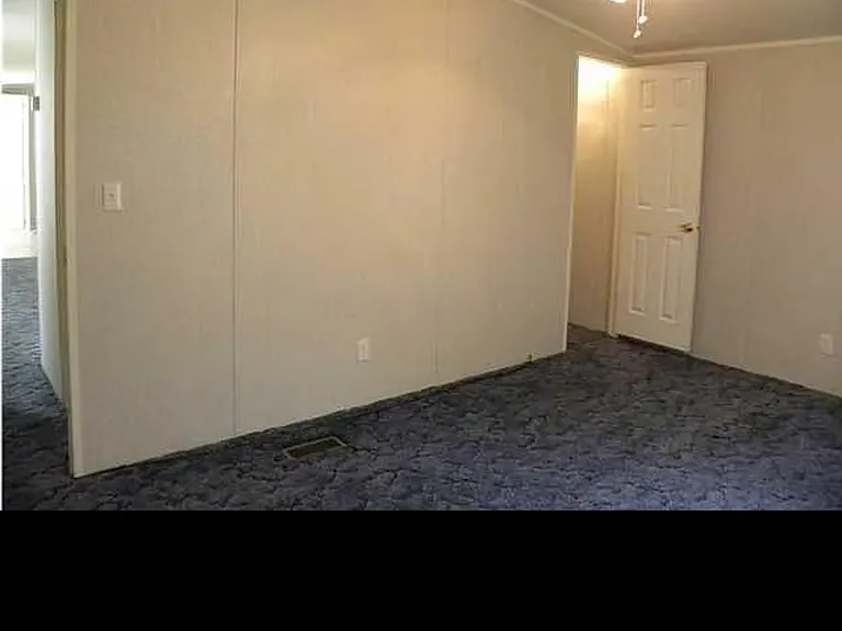 726 Lloyd St — Photo 4
