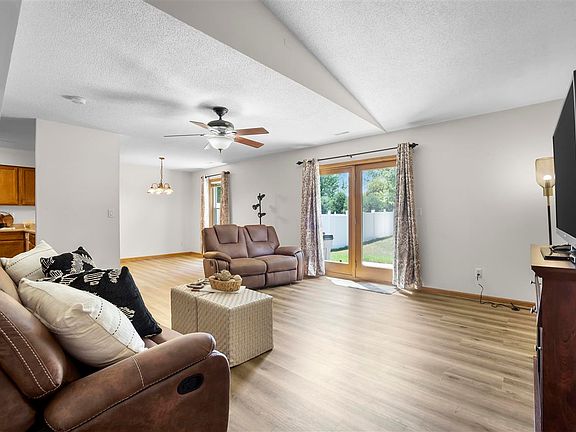 5th image of 647 Molly Dr