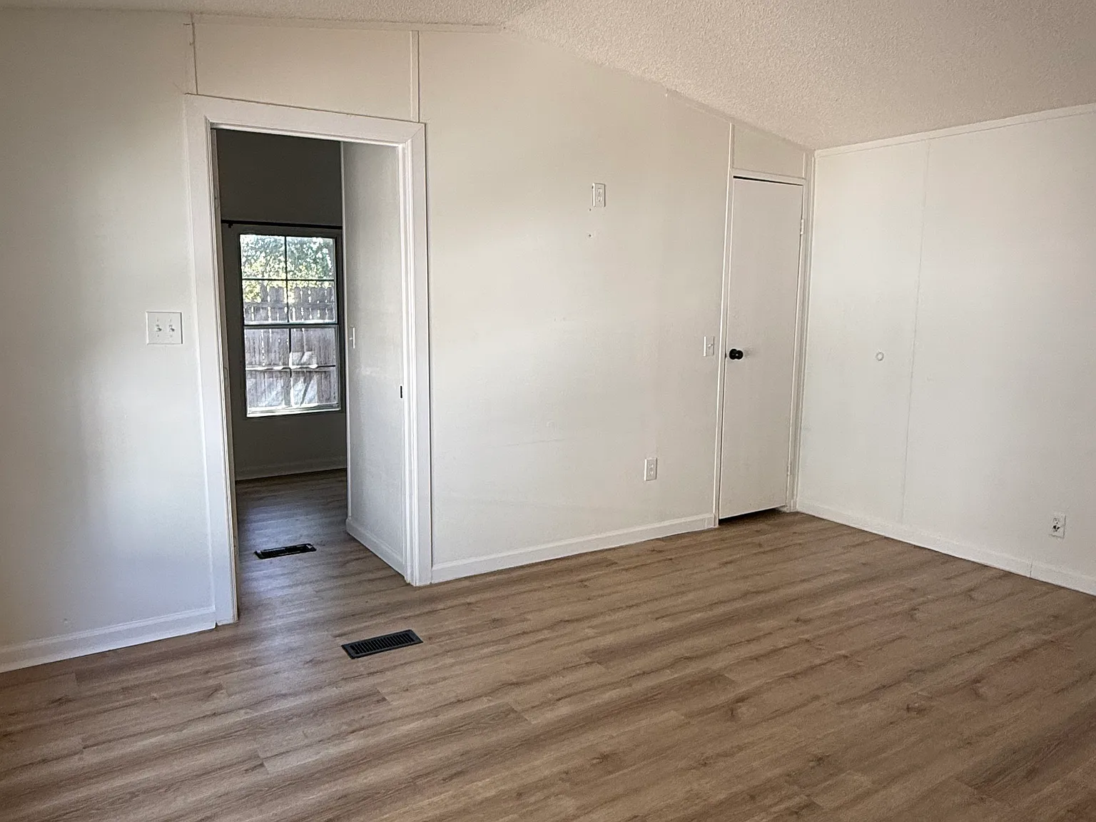 3 bed, 1216 sqft, $1,600 — Photo 4