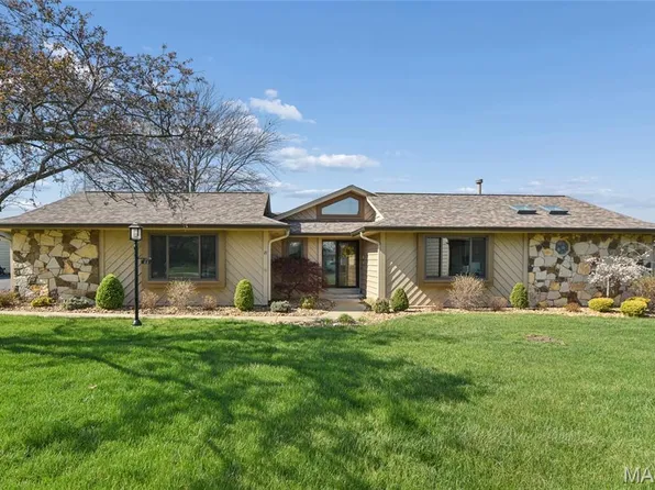 21 Village Dr W, Saint Charles, MO 63303