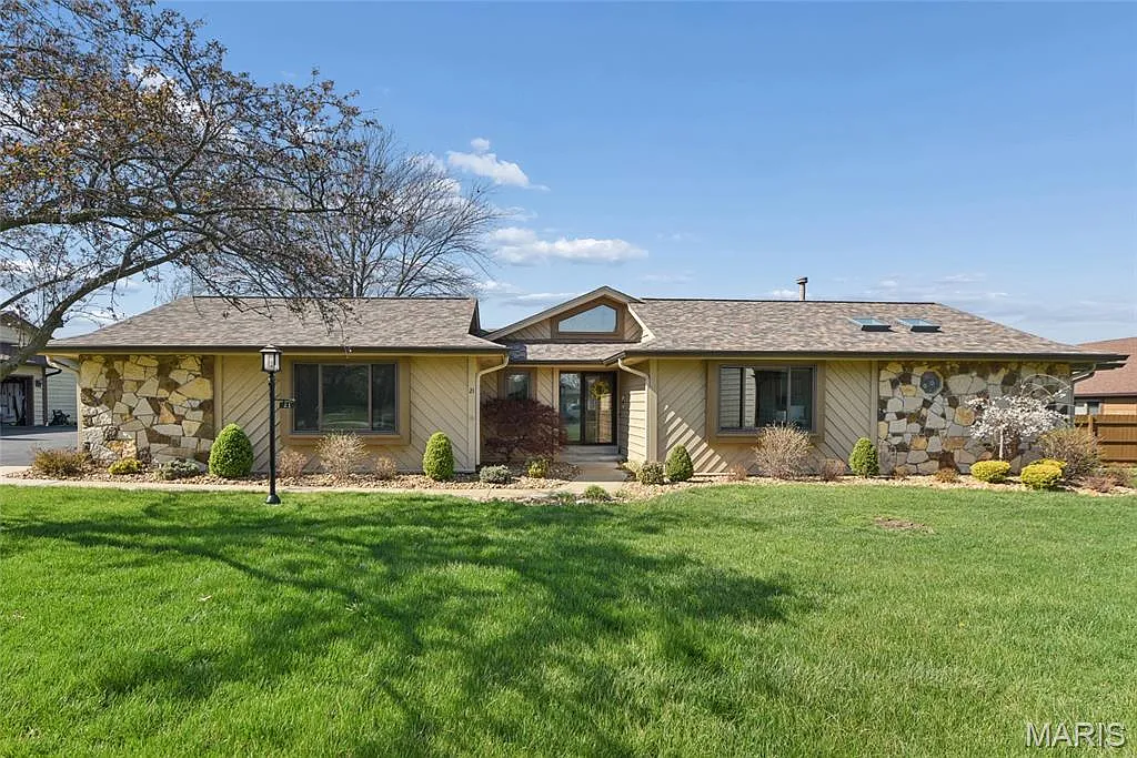 21 Village Dr W photo 1