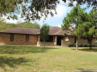 106 Oak Creek Dr, La Vernia, TX 78121