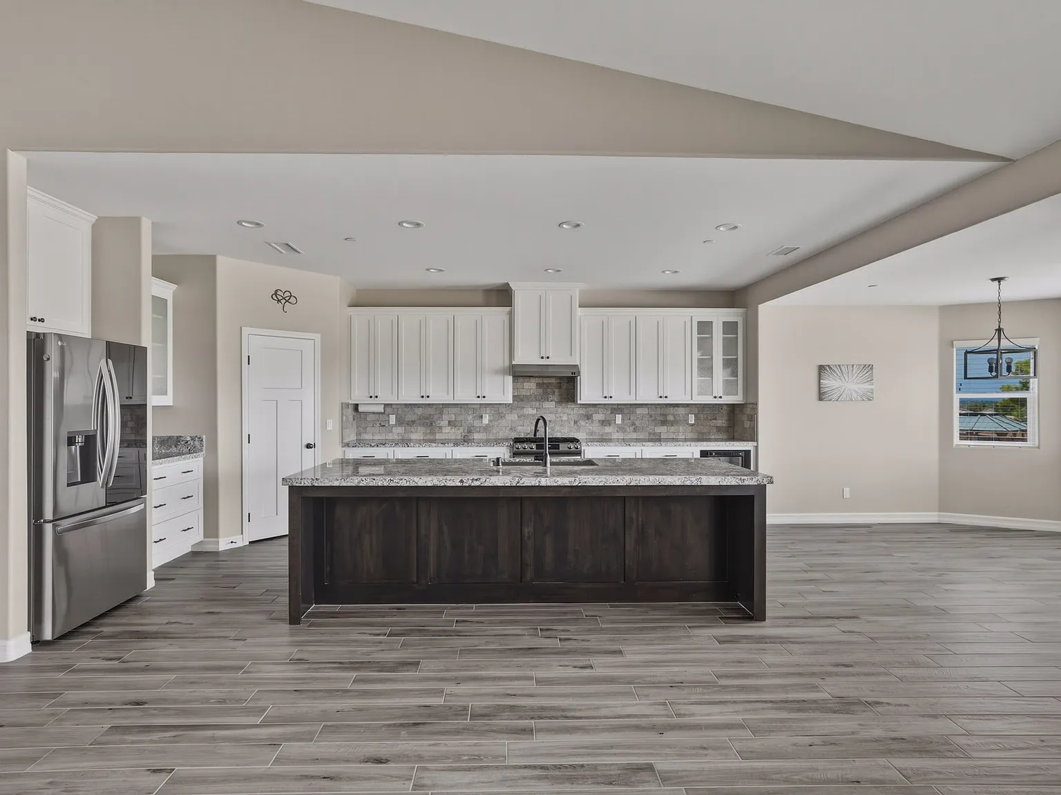4 bed, 2537 sqft, $3,695 — Photo 2