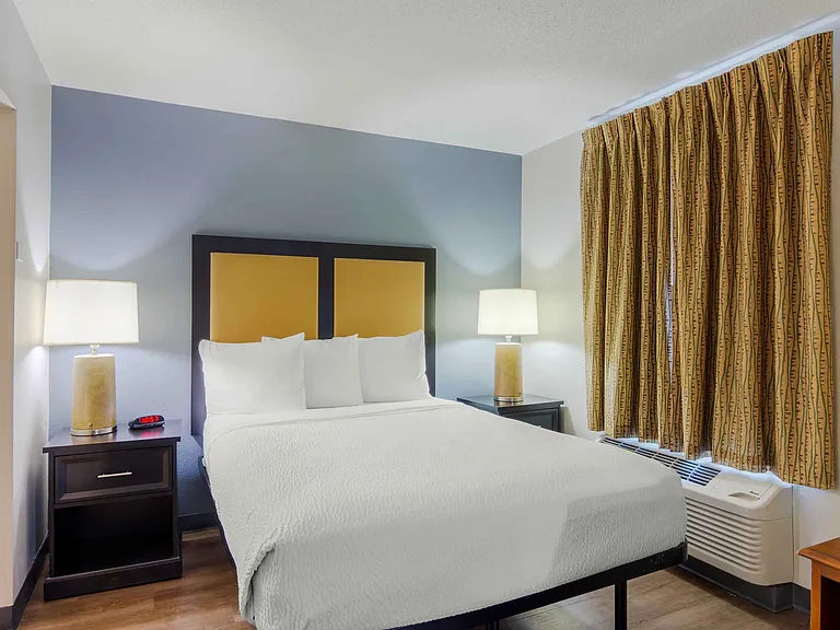 Deluxe Studio - 1 Queen Bed