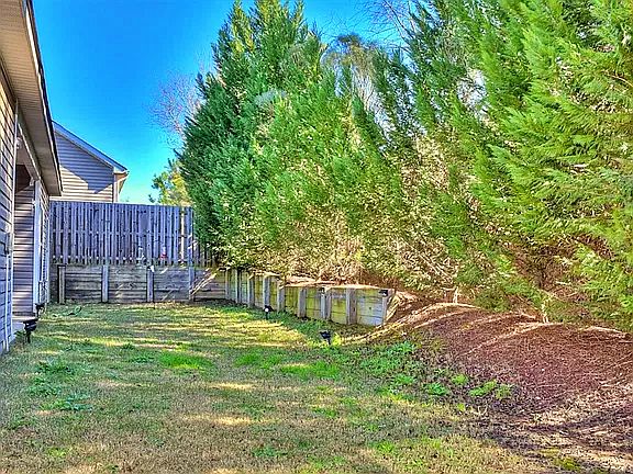5th image of 853 Tyler Woods Dr