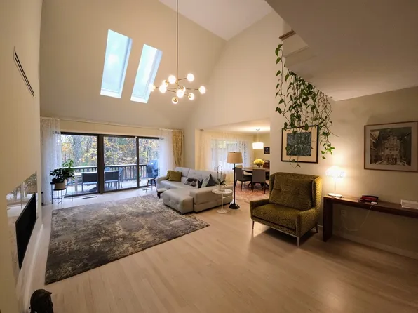 213 Nahanton St Unit 213, Newton Center, MA 02459