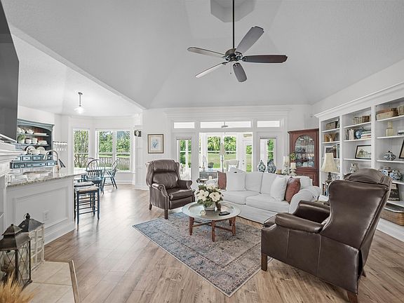 5th image of 993 Oxford Dr