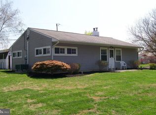 1 Stream Ln, Levittown, PA 19055