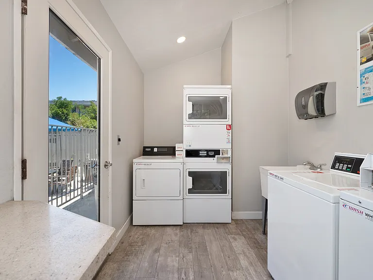 315 Acacia Ave — Photo 1