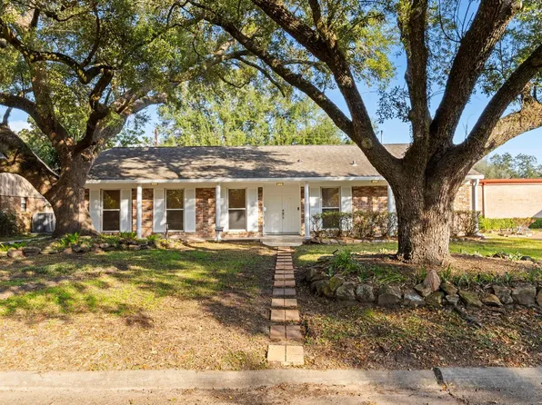 9610 Meadowglen Ln, Houston, TX 77063