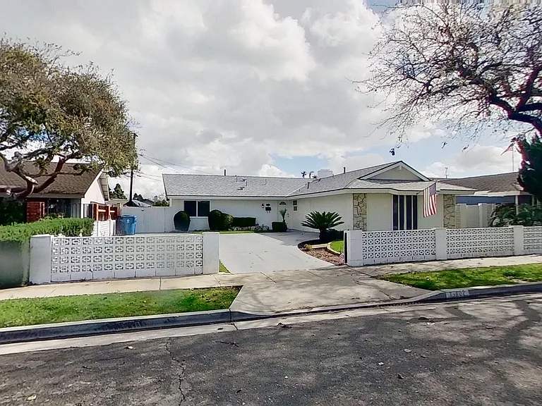 16402 Birdie Ln — Photo 1