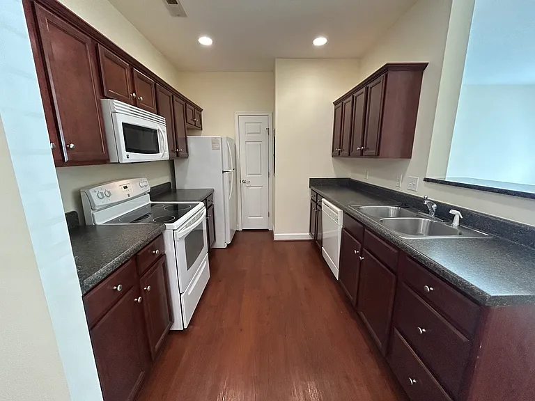 Kendall Square Apartments — Photo 27