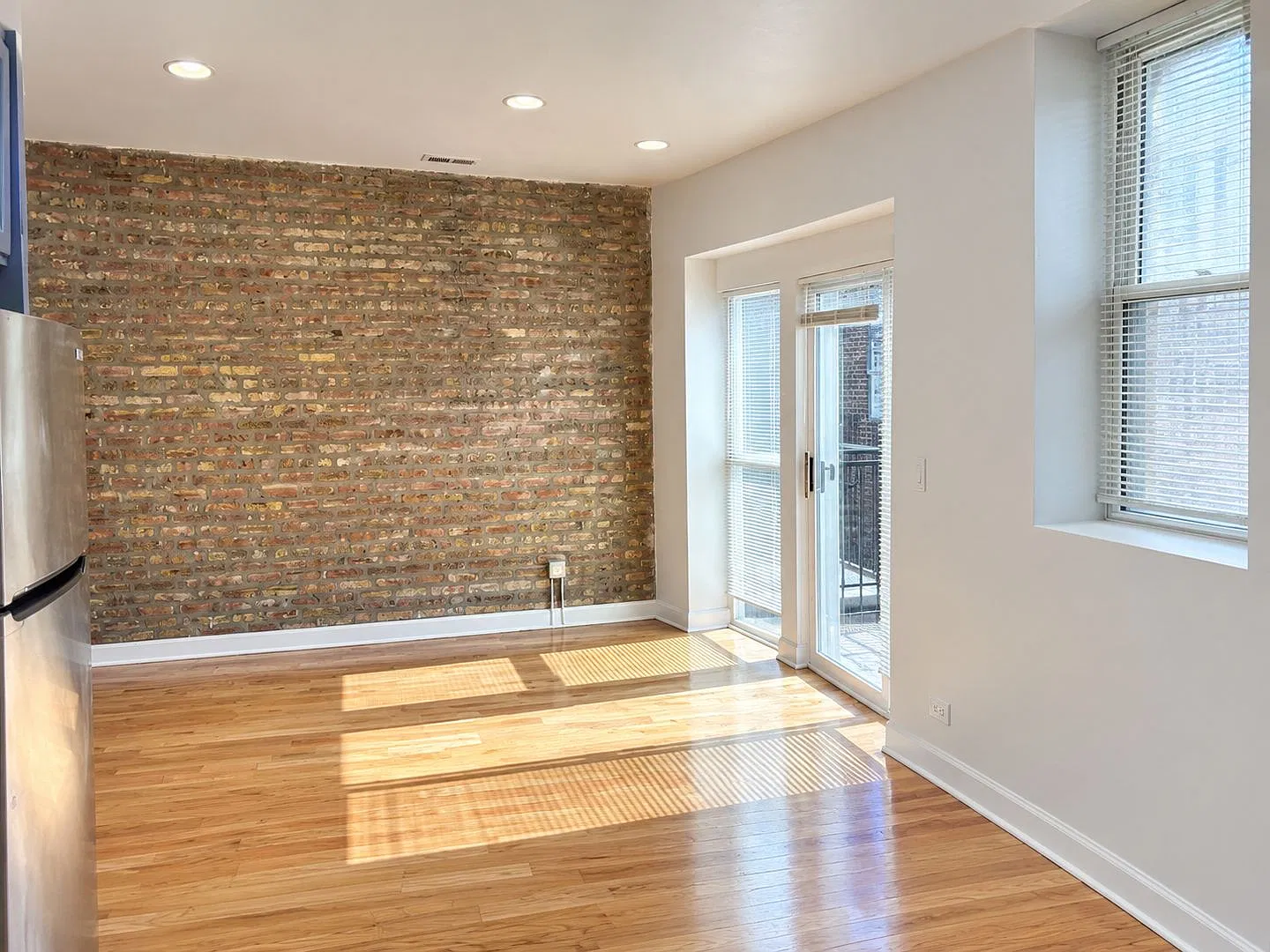 West Rogers Park Apartments With In-Unit Laundry and Exposed Brick — Photo 3