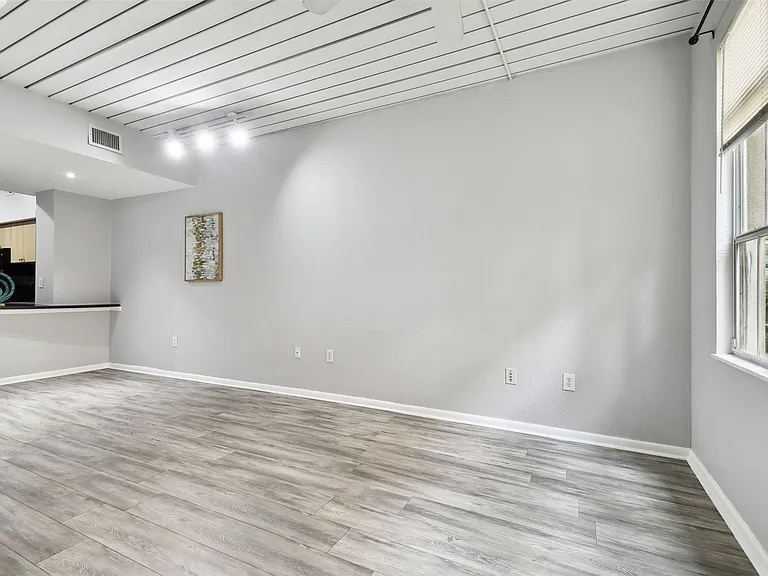 2402 W Azeele St #418 — Photo 22